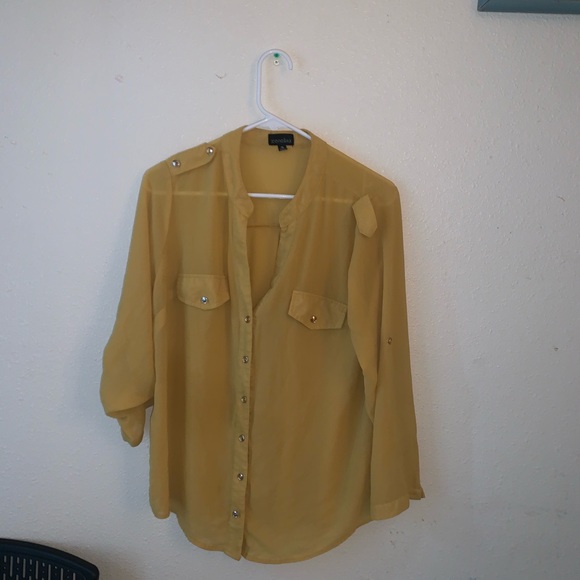 Yellow button up. Size XL. - Picture 2 of 5